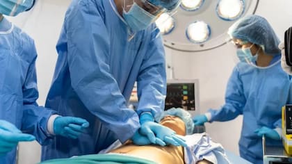 La reanimación cardiopulmonar (RCP) es una maniobra de emergencia que consiste en aplicar presión rítmica sobre el pecho de una persona que haya sufrido un paro cardíorespiratorio para que el oxígeno pueda seguir llegando a sus órganos vitales.