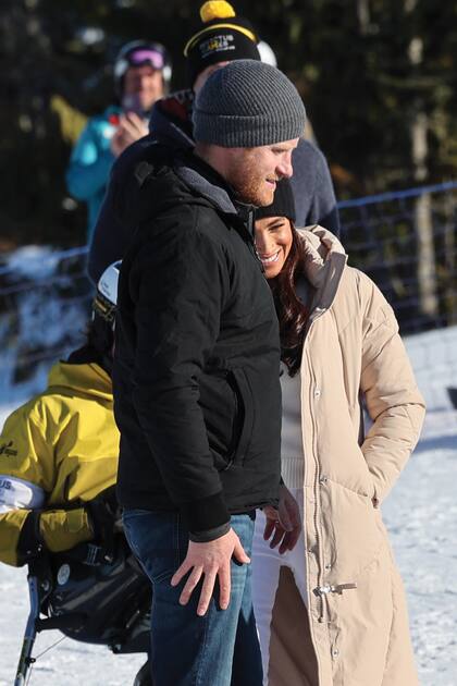 La reaparición estelar de Harry y Meghan en Vancouver, fue rodeados
de cámaras, mostrándose como un frente unido y muy felices.