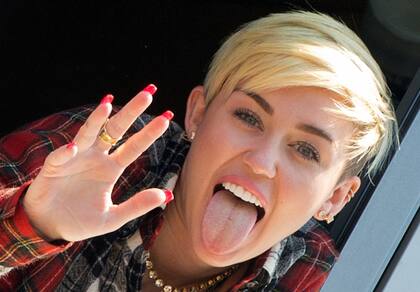 La rebelde way Miley Cyrus ofreció un show de caras y morisquetas a los paparazzi antes de entrar a una radio en Alemania.