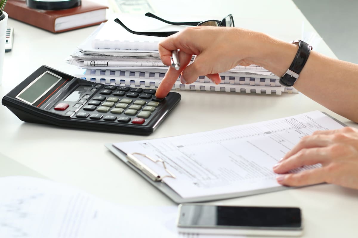 La recaudación de impuestos cayó en términos reales en octubre