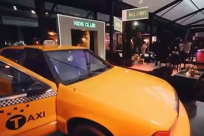 La recepción estuvo ambientada como un Free Shop con tiendas y hasta un taxi (Foto: Captura de video / Instagram @__carlitostevez)