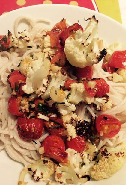 La receta de Julieta Díaz: fideos de arroz con coliflor, tomates cherry, cibullete y ajo con pimienta, limón, oliva y sal