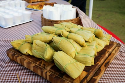 La receta de los tamales guatemaltecos incluye un relleno de carne de cerdo o pollo (Pexels/Vidal Balielo Jr.)