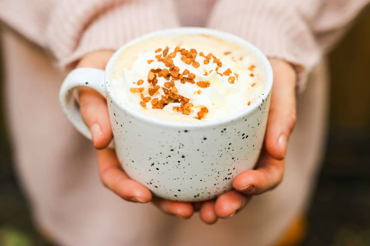 La receta del Moon milk tiene beneficios para combatir el insomnio (Freepik)