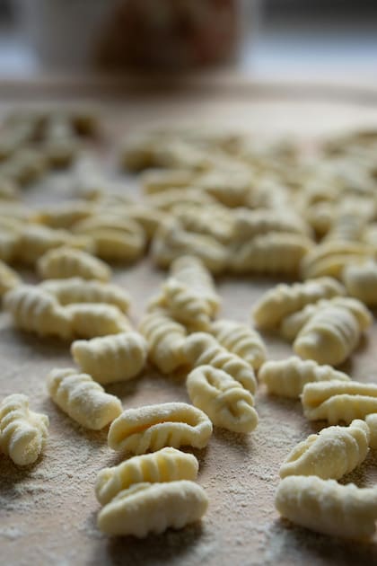La receta del ñoqui de papa es una derivación del ñoqui de sémola, típico de Italia