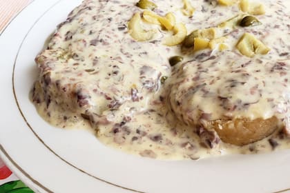 La receta es a base de seitán en vez del típico peceto, y la salsa también cambia