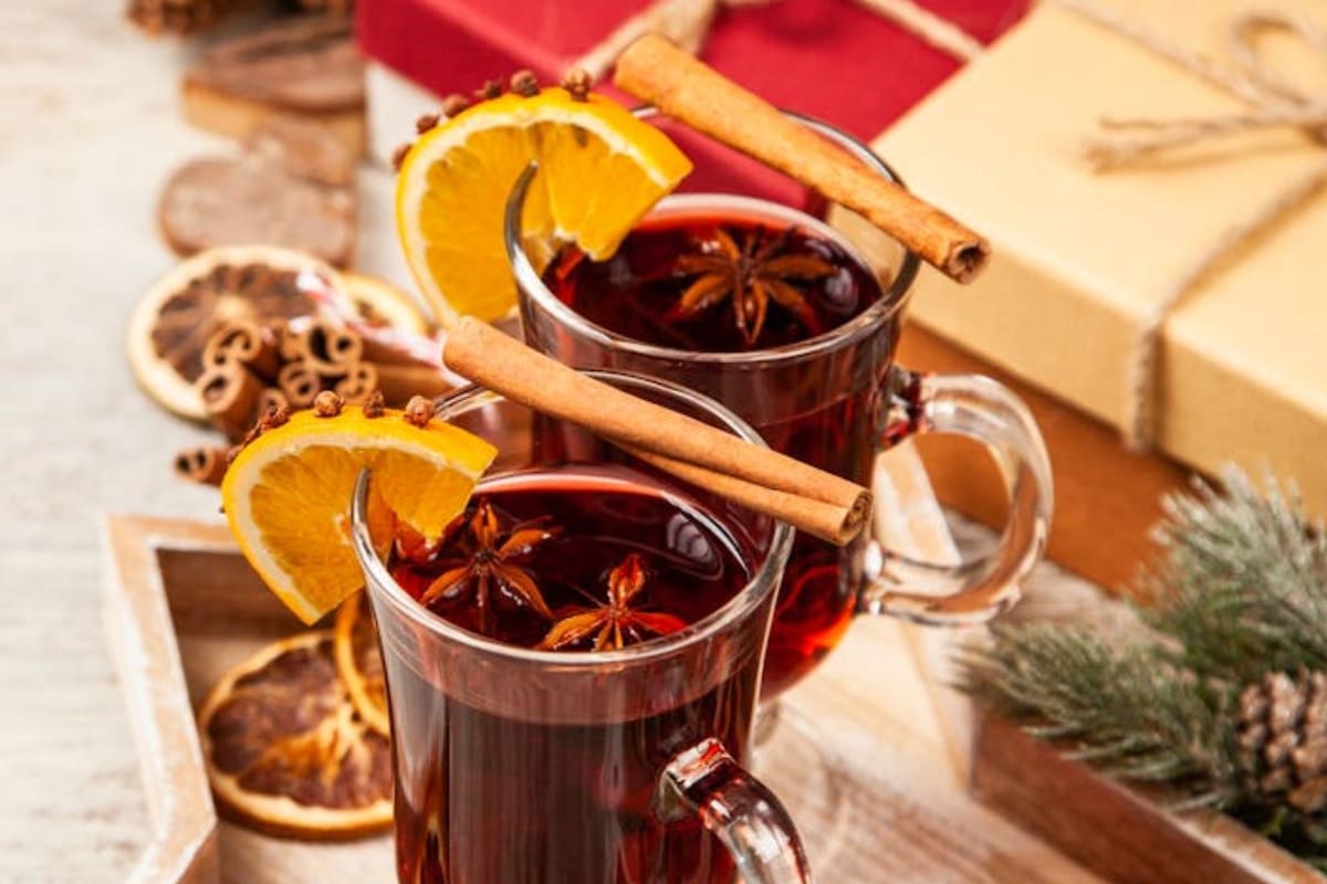 La receta para beber vino caliente tiene sus orígenes en países fríos y migró a EE.UU. (Pexels/George Dolgikh)