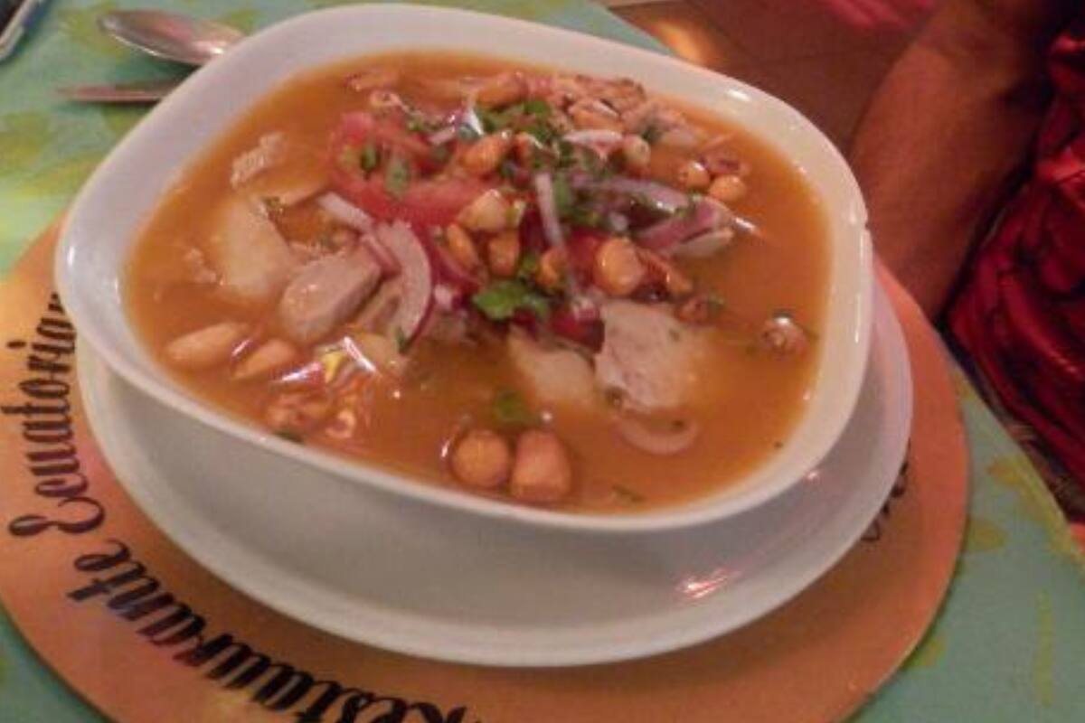 La receta se basa en vegetales, yuca y pescado (atún o albacora), que cumplen un rol fundamental en el sabor y la textura