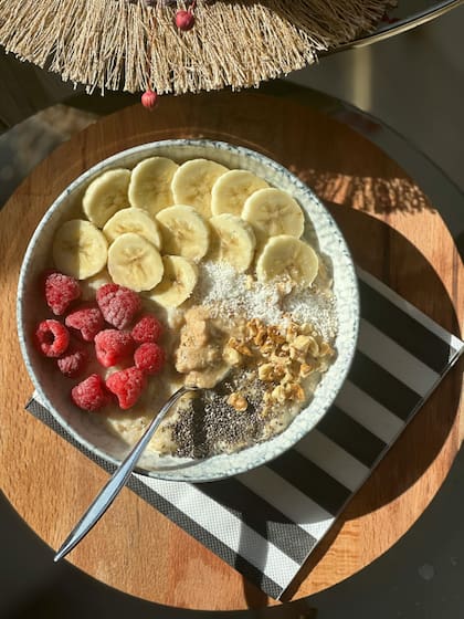 La receta tibia de avena con vainilla es una combinación nutritiva que aporta proteínas, carbohidratos complejos y grasas saludables