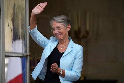 La recién nombrada primera ministra francesa Elisabeth Borne saluda luego de una ceremonia en París, el lunes 16 de mayo de 2022. (AP Foto/Christophe Ena)