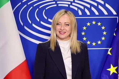 La recién nombrada primera ministra italiana Giorgia Meloni posa mientras es recibida por el presidente del Parlamento Europeo en la sede del Parlamento Europeo en Bruselas, el 3 de noviembre de 2022.