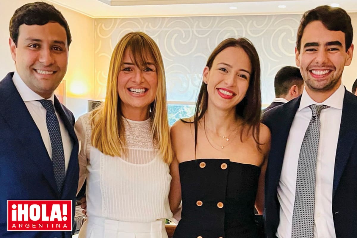 La reconocida activista argentina por los Derechos Humanos posa con sus hijos, Karim, Zahira y Sharif, en su viaje a Jordania en 2021. Hoy Zahira vive en Dubái y es diseñadora de interiores y los varones –graduados en Administración de Empresas en Suiza– volvieron a Jordania y trabajan en una empresa de la familia.