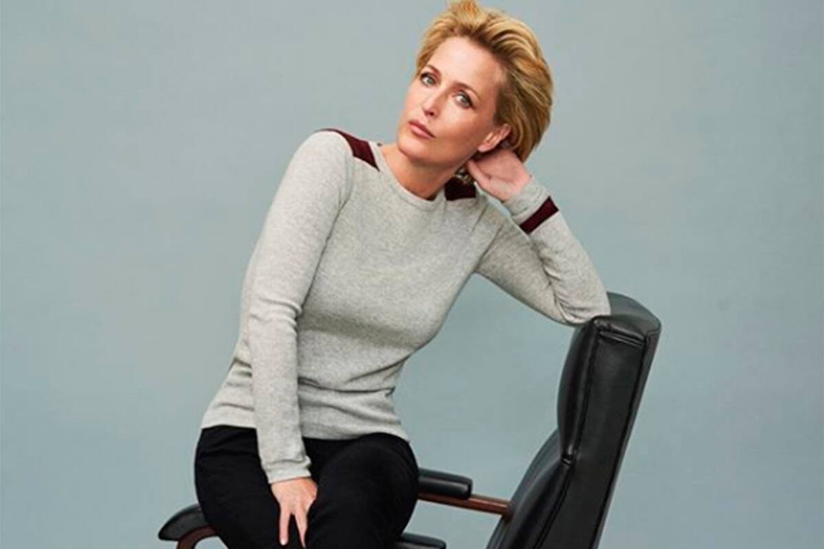 La reconocida actriz de The X-Files y Sex Education se suma a la miniserie que recrea la vida de la familia real británica