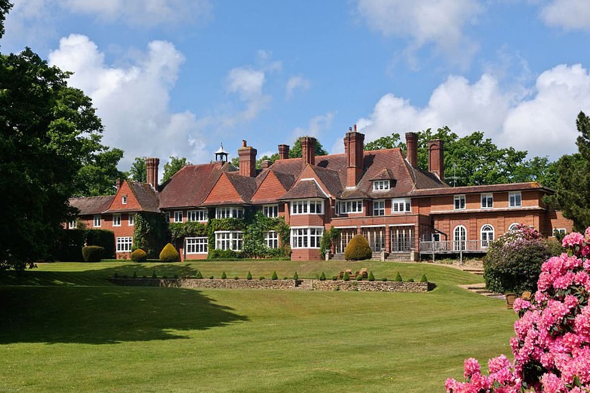 La reconocida cantante británica puso a la venta su casa porque la atemorizan los "ecos y voces" de las habitaciones