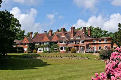 La reconocida cantante británica puso a la venta su casa porque la atemorizan los "ecos y voces" de las habitaciones