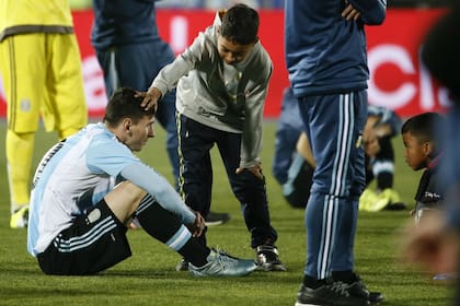 La recordada imagen de Messi entre consolado y admirado por un niño chileno, mientras su hermano pequeño lo observa, luego de la final de la Copa América de 2015 que ganó Chile
