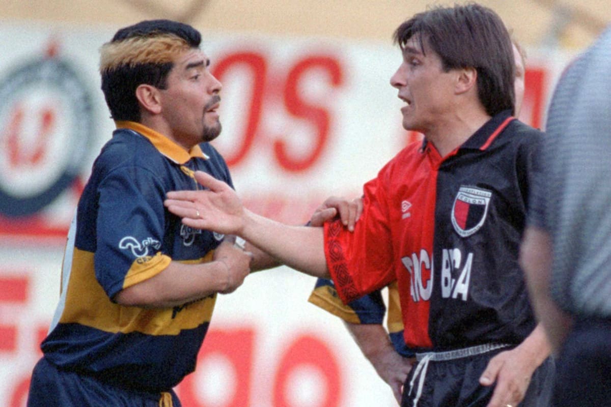 La recordada pelea entre Maradona y Toresani, hace casi 24 años, en la Bombonera, el día que Diego volvió a jugar en el fútbol argentino