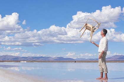 La recordada producción de fotos en las salinas para presentar su livianísima silla ‘Eutopia’. Fue el primer diseño concebido y producido íntegramente en la Argentina que obtuvo un Compasso d'Oro.