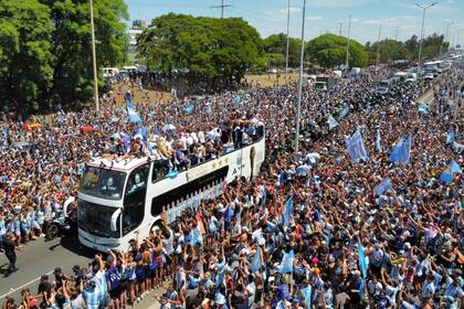 La recorrida del micro de la selección argentina campeona del Mundo en Qatar 2022 desde el predio de Ezeiza, que intentó llegar al Obelisco y quedó a mitad de camino en medio de millones de personas que celebraban.