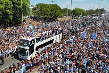 La recorrida del micro de la selección argentina campeona del Mundo en Qatar 2022 desde el predio de Ezeiza, que intentó llegar al Obelisco y quedó a mitad de camino en medio de millones de personas que celebraban.