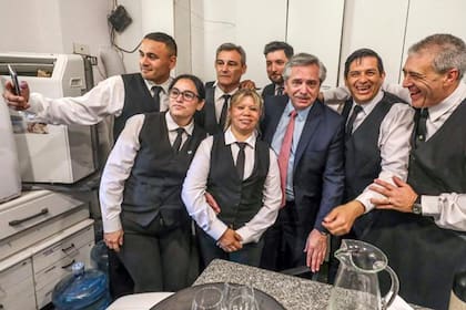 La recorrida por la Casa Rosada incluyó fotos con los mozos