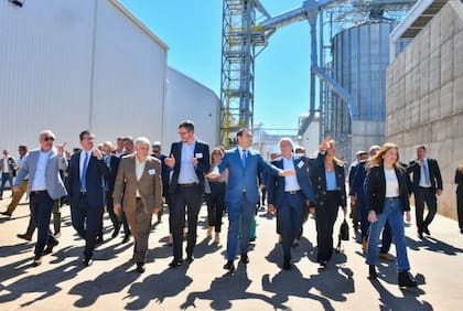 La recorrida por la planta de funcionarios nacionales, provinciales y municipales junto a directivos. Fotos de Dirección de Información Pública