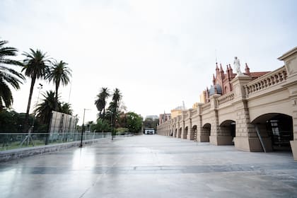 La recova de 160 metros albergará locales con mesas al aire libre