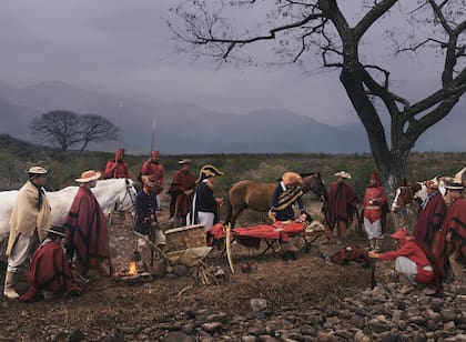La recreación de la muerte de Martín Miguel de Güemes, que toma como referencia una pintura que se encuentra en el Museo de Salta: "Muerte a la sombra de un Cebil". Fue tomada en Salta al amanecer.