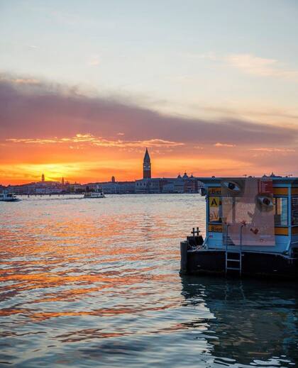 La recreación de los ojos de la madre de Vicuña, en un afiche de la muestra colgado en la popa de un barco en Venecia