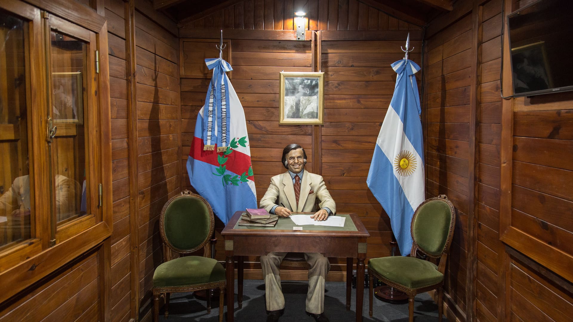 Sobre la calle que lleva su nombre se encuentran la plaza principal, la iglesia y la humilde casa natal de la familia Menem.
