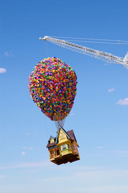 La recreada casa de la película "Up", elevada por una grúa