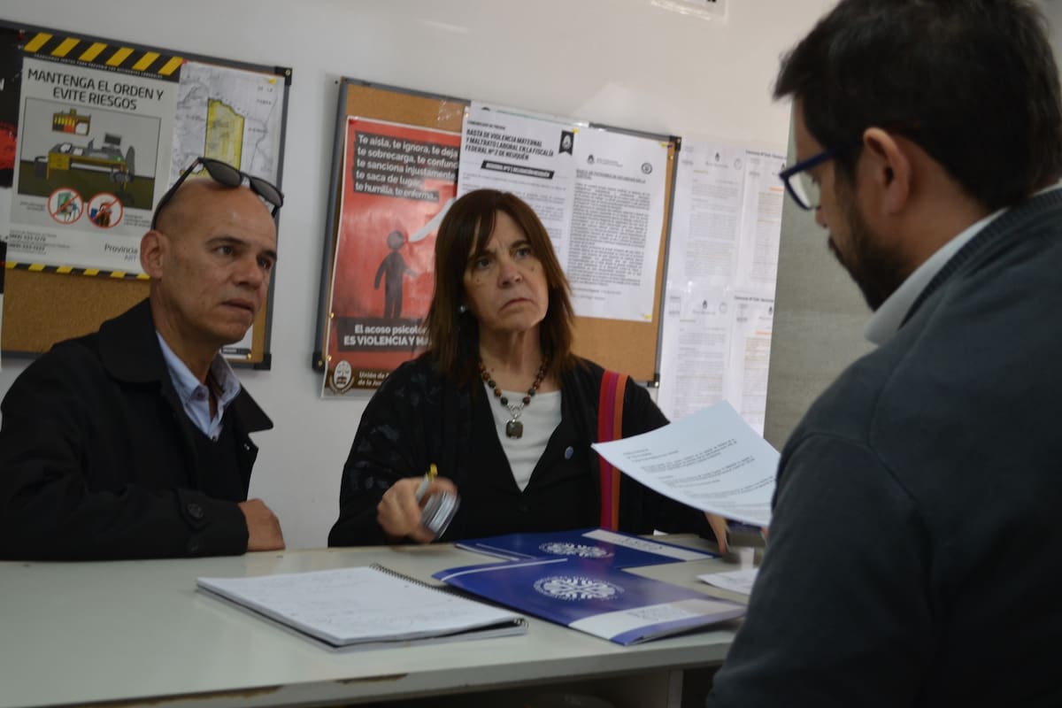 La rectora Beatriz Gentile y el abogado Marcelo Medrano en la fiscalía de Neuquén.
