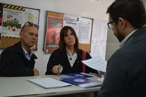 La rectora Beatriz Gentile y el abogado Marcelo Medrano en la fiscalía de Neuquén.