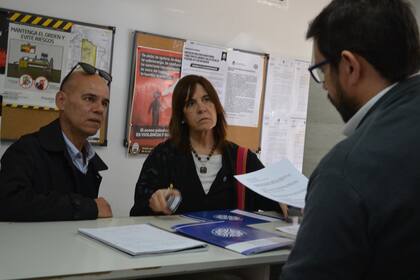 La rectora Beatriz Gentile y el abogado Marcelo Medrano en la fiscalía de Neuquén.