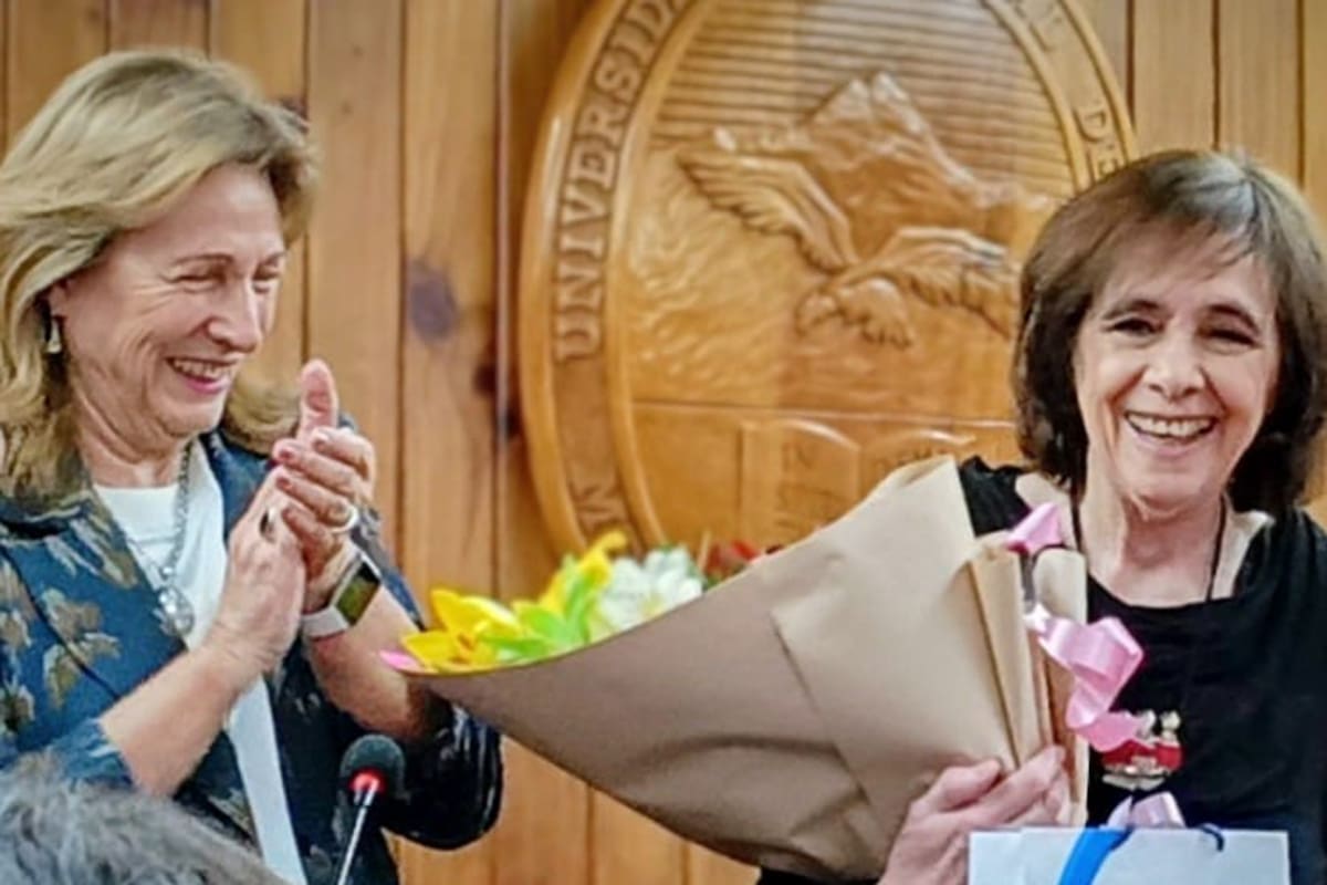 La rectora de la Universidad Nacional de Cuyo, Esther Sánchez, y la escritora Ana María Shua, en el acto de entrega del Doctorado Honoris Causa