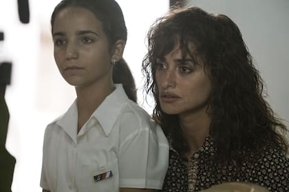 Cruz es la esposa del personaje de Ramírez, que queda en Cuba junto a su familia, considerados traidores