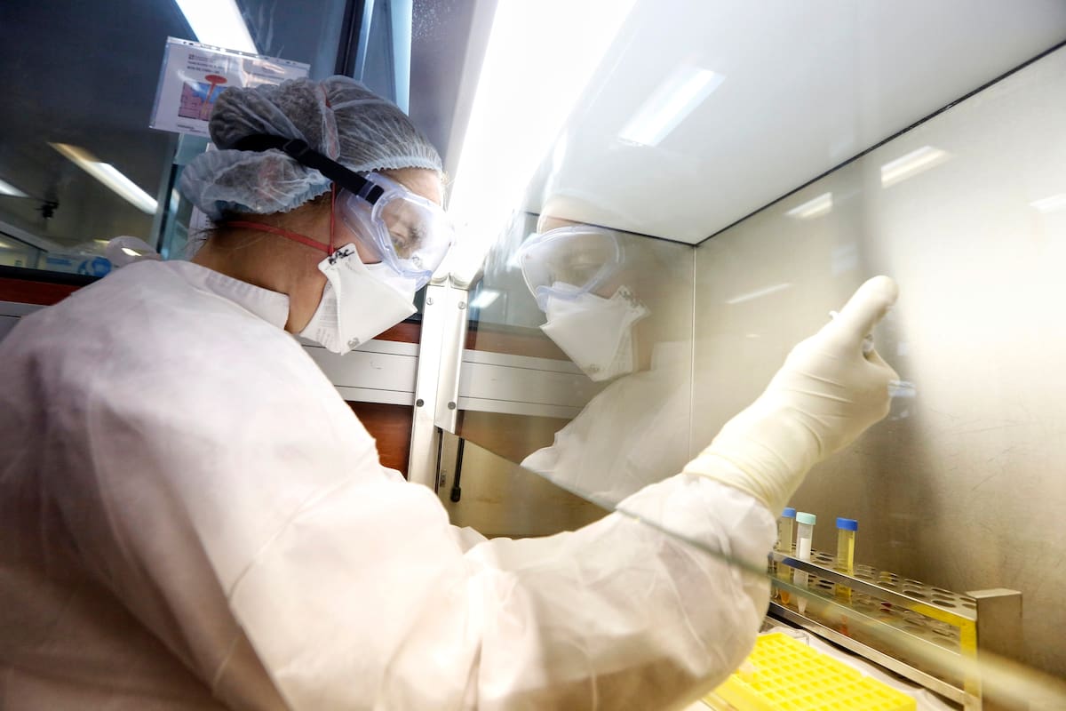 La red de laboratorios públicos y privados para la detección de coronavirus se "sigue descentralizando"