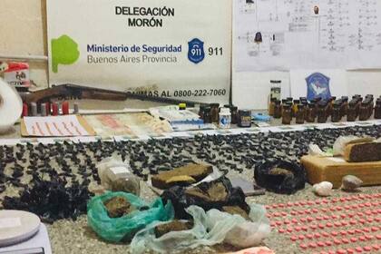 La red de narcomenudeo había acopiado 1500 troqueles de LSD, 250 pastillas de éxtasis, 400 dosis de cocaína y 7 kilos de marihuana