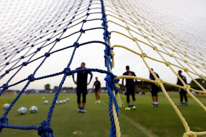 La red espera; hoy, el fútbol es todavía un horizonte lejano