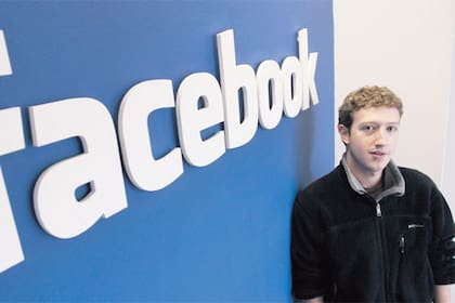 La red Facebook, creada por Mark Zuckerberg en 2004, tiene 350 millones de usuarios