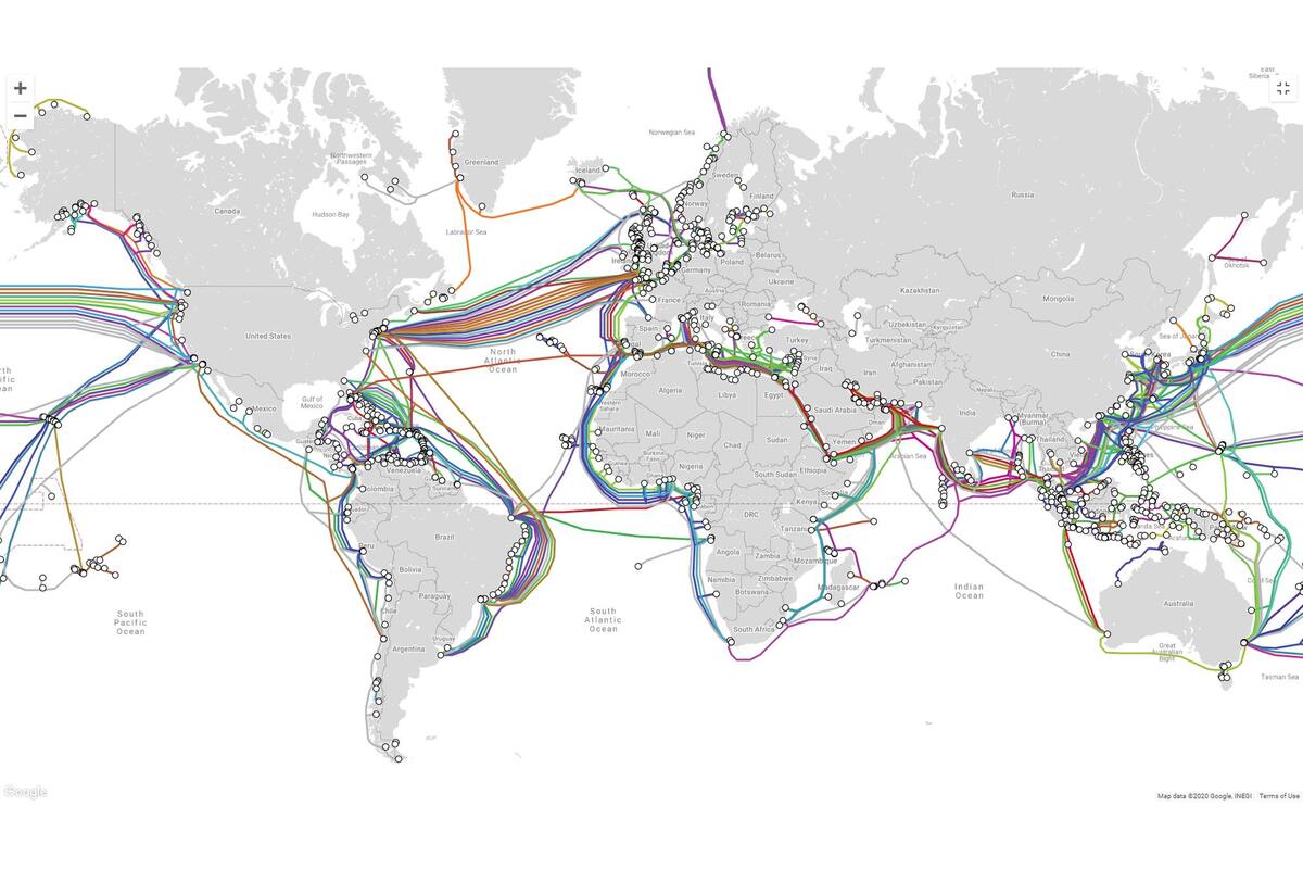La Red se adaptó bien a los cambios en los horarios, ubicaciones y naturaleza de la demanda, pero con estas tecnologías nada es sencillo. En la imagen, el mapa del cableado submarino de Internet (https://www.submarinecablemap.com)