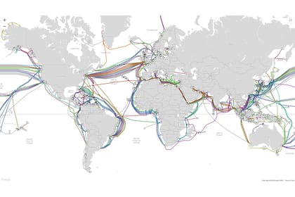 La Red se adaptó bien a los cambios en los horarios, ubicaciones y naturaleza de la demanda, pero con estas tecnologías nada es sencillo. En la imagen, el mapa del cableado submarino de Internet (https://www.submarinecablemap.com)