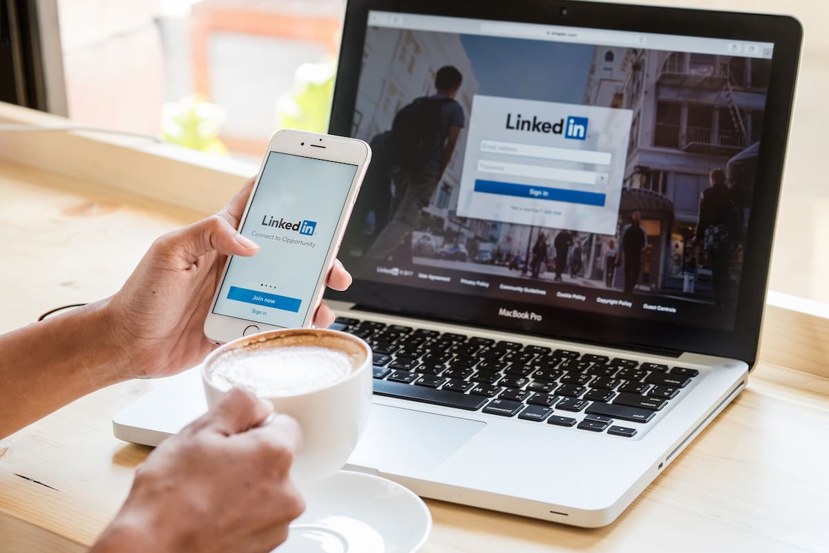 La red social profesional LinkedIn ofrece diversos recursos mediante la iniciativa Open-to Work, que busca capacitar a los miembros de la plataforma en los oficios más demandados, además de facilitar la búsqueda que realizan los reclutadores