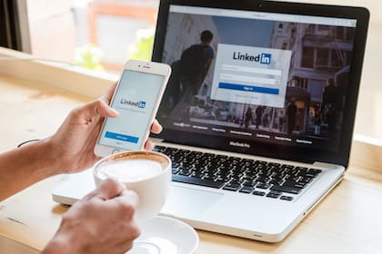 La red social profesional LinkedIn ofrece diversos recursos mediante la iniciativa Open-to Work, que busca capacitar a los miembros de la plataforma en los oficios más demandados, además de facilitar la búsqueda que realizan los reclutadores