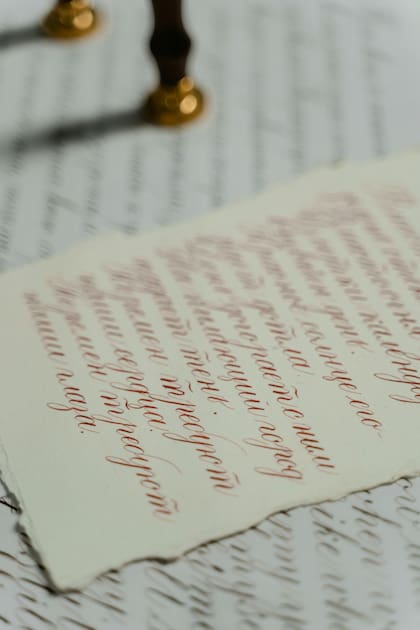 La redacción manuscrita, con inclinación a la izquierda, indicaría que el sujeto es introvertido y obstinado
