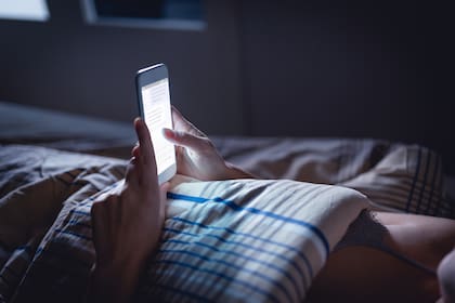La reducción de la luz azul en las pantallas de los teléfonos móviles no contribuyó a una mejora en el sueño, según un estudio elaborado por investigadores de la Universidad Brigham Young (BYU) de Estados Unidos