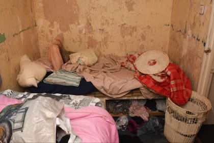 La reducida habitación de la víctima en Inglaterra.