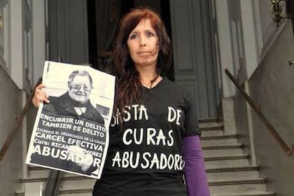 La referente de la Red de Sobrevivientes del abuso Eclasiástico Julieta Añazco, quien denunció haber sido abusada por el cura