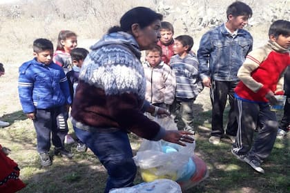 La referente social, instalada en Añatuya por la cuarentena, asegura que, pese a que la necesidad de asistencia se multiplicó, la ayuda privada decayó en un 90% y la estatal es prácticamente nula