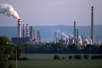 La refinería de petróleo mineral más grande de Eslovaquia, Slovnaft, en Bratislava. (Photo by JOE KLAMAR / AFP)